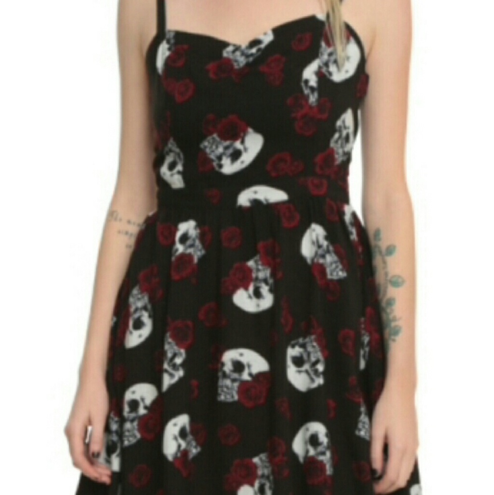 Short dress with skulls and roses